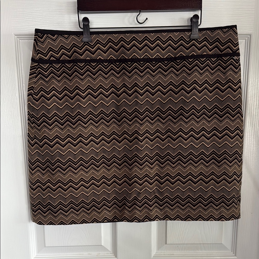 🔥 LOFT Chic Zigzag Patterned Skirt - Black and Brown size 16